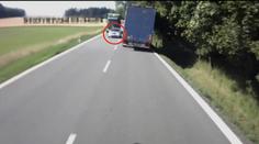 Agresivní řidič ohrozil auta v protisměru, kamioňáci to zachránili