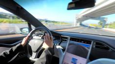 Přelomový rozsudek pro vozy Tesla. Řidič dostal pokutu za ovládání stěračů