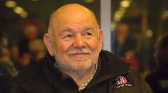 Sbohem, Monsieur Dakar. Lidé se naposledy loučí s Karlem Lopraisem