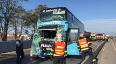 Na dálnici D8 se srazil kamion a autobus plný lidí! Sedm zraněných