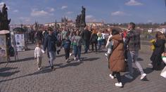 Pondělní teploty vylákaly lidi na procházky i šlapadla. Slunce ale vystřídá déšť