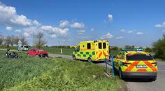 Čtyři zranění po nehodě za Prahou, motorkář má rozdrcenou nohu