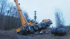 Velký jeřáb se převrhl a strhl elektrické vedení. Obec byla hodiny bez proudu