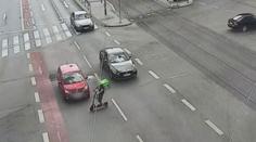 Kurýr na koloběžce vjel přímo pod auto. Na rozdíl od jídla vyvázl bez újmy