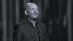 Herec David Suchařípa neunesl smrt kamaráda. Po smrti Pavla Nečase se stáhl