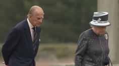 Británie drží smutek za prince Philipa. Na pohřeb dorazí Harry bez Meghan