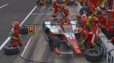 VIDEO: Šílený moment v IndyCar. Závodník v boxech srazil čtyři mechaniky