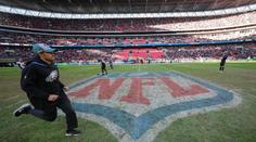 To je oraniště! Američtí fotbalisté zničili Tottenhamu hřiště