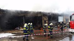 Na Šumpersku se ozvaly exploze, auta v hale pohltily plameny