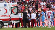 Sanitka na hřišti. Turecko se strachovalo o fotbalistu v bezvědomí