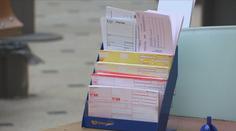 Města přestávají posílat papírové složenky. Senioři se o poplatcích nedozví