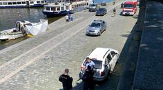 Z Vltavy vytáhli divnou věc, lekli se a hodili ji zpět. Co objevili policisté?