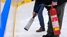 Problémy s ledem v extralize? Odpověď není jasná. Můžou za to mantinely i rolba