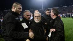 Majitel PAOK vběhl na hřiště s pistolí! Řecko pozastavilo ligu