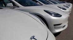 Dotace na luxusní elektroauta: EU zafinancovala podnikatelům tesly