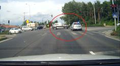 Tohle bylo těsné! Houkajícímu autu policie vjelo do cesty SUV