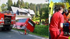 Vážná nehoda: Autobus plný dětí vylétl ze silnice! Napálil do mostku