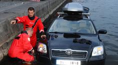 Řidič spustil na Vltavu člun a omylem i auto. FOTKY