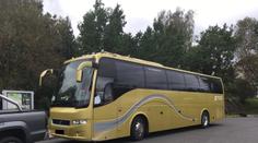 Řidič autobusu zkolaboval na dálnici u Jablonce, zaskočil za něj cestující!
