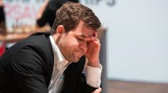 Šachový král Carlsen padl. Na turnaji o 1,3 milionu ho porazil 17letý talent