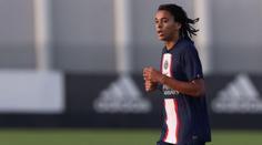 Jde ve stopách slavného bratra. Ethan Mbappé si odbyl premiéru v PSG