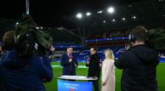 Bývalí rivalové Carragher a Neville se poprali u balení dárků! VIDEO