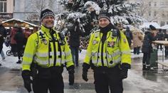 Na adventních trzích i v obchodech se to hemží policisty. Jde o prevenci