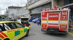Kočárek s dítětem se zasekl ve výtahu. Vyprostili ho hasiči