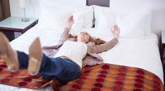 Tragédie v posteli: Žena (91) se udusila při sexu se sousedem (49)