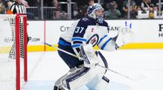 V NHL tekla krev. Brankáře Jets musel po ráně jako z děla ošetřovat lékař