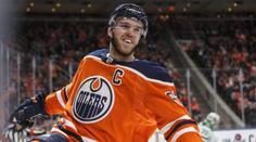 Hvězdný McDavid zazářil při udílení cen NHL. Odnesl si dvě trofeje