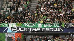 Rangers i přes zákaz vzdali hold královně. Celtic ji naopak zneuctil
