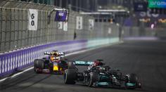 Závod plný karambolů ovládl Hamilton, s Verstappenem mají stejně bodů