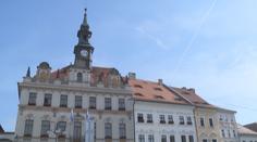 Končící rada rozhodla o smlouvě za tři čtvrtě miliardy, nová se bouří