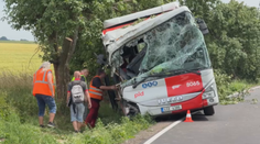 Na Mladoboleslavsku narazil autobus do stromu. Osm lidí je zraněných