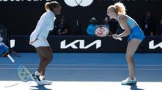Deset! Siniaková slaví, s Townsendovou mají trofej z Australian Open