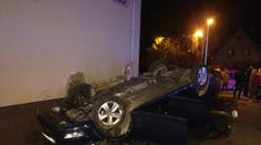 Auto narazilo do zdi domu - dvě ženy zemřely, dva zranění