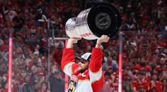 Tak se slaví Stanley Cup. Hvězdný Barkov s pohárem v 5 ráno zvonil na sousedy