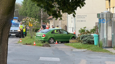 Auto na Nymbursku srazilo čtyři chodce. Mezi nimi i matku s dítětem