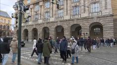 Cizinci mají o studium v Česku velký zájem. Jejich žádosti úřady nestihají odbavit