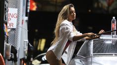Tak tomuhle se říká servis! Modelka nafotila sexy sérii při tankování