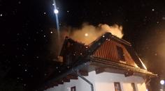 Roubenku na Hradecku zapálil blesk, hasiči k ní museli vyjet dvakrát