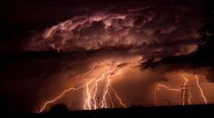 Žene se rozsáhlá bouřková vlna. Meteorologové změnili výstrahu pro celé Česko