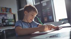 Ženu rozplakalo chování učitelky: Posmívala se synovi, že se jmenuje jako pes
