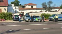 Mladistvý řidič najel ve Znojmě do skupiny lidí. Policisté ho zadrželi