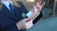 V Česku jsou falešné dvoustovky, varuje policie. Takhle je poznáte