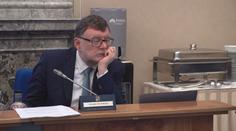 Stanjura hledá, kde škrtnout další miliardy. Podle opozice selže