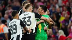 Newcastle po penaltách postupuje v Carabao Cupu. Raduje se i West Ham