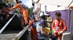 Nehoda na špinavé trati. Leclerc v Baku poničil své ferrari