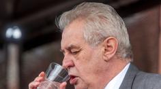 Že je z něj abstinent? Prezident Zeman řekl, jak to má s alkoholem